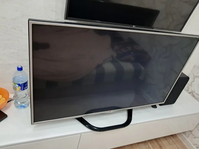 Продам телевизор LG с небольшим повреждением экрана - Электроника в Чебоксары