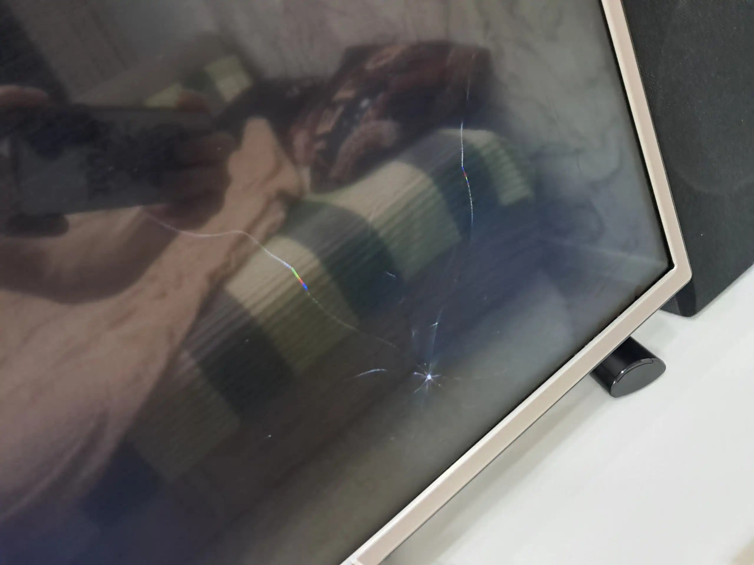 Продам телевизор LG с небольшим повреждением экрана