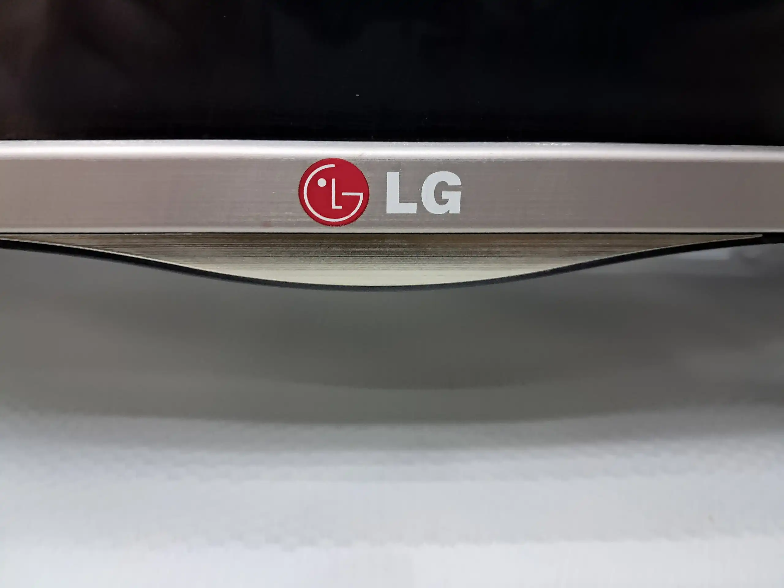 Продам телевизор LG с небольшим повреждением экрана