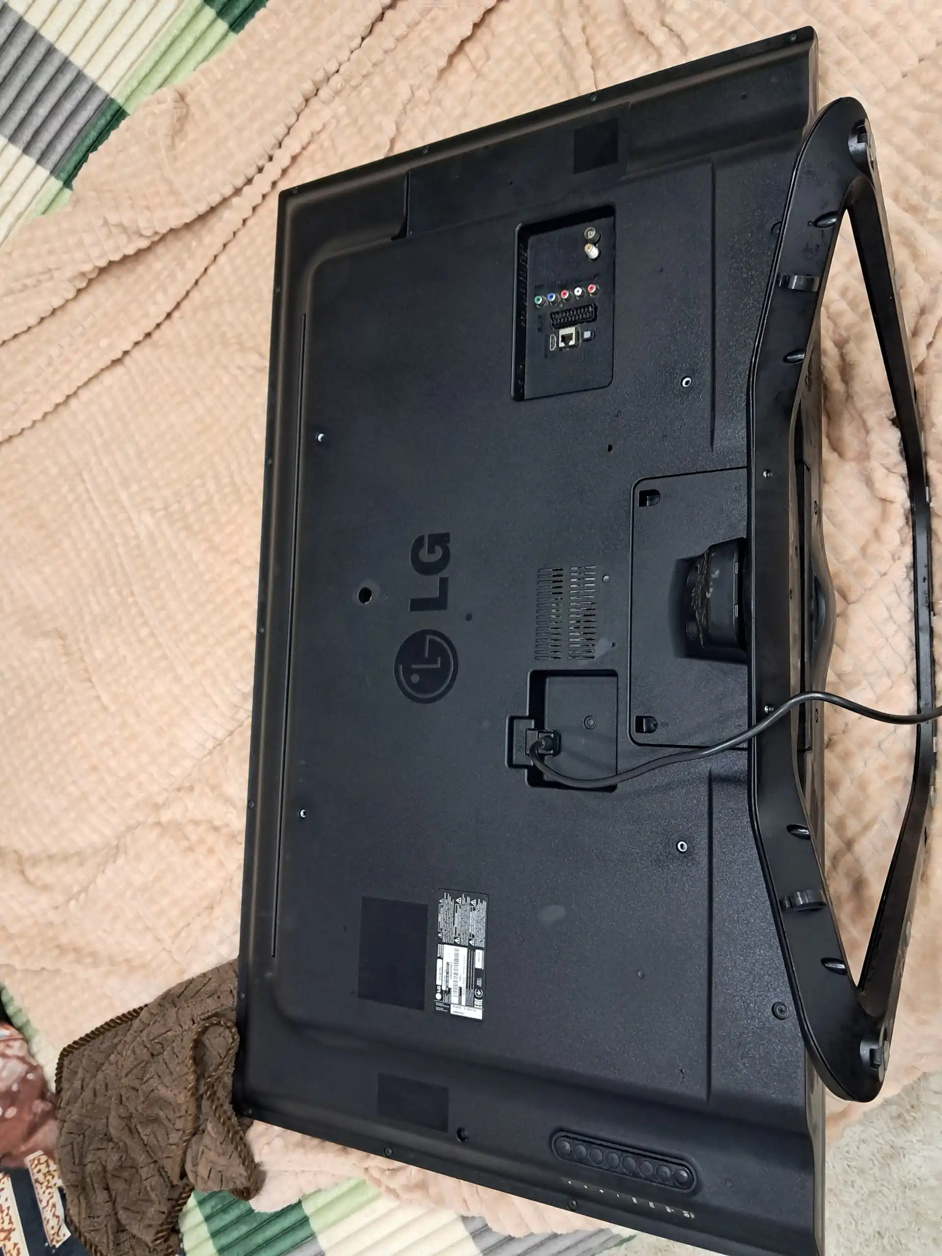 Продам телевизор LG с небольшим повреждением экрана