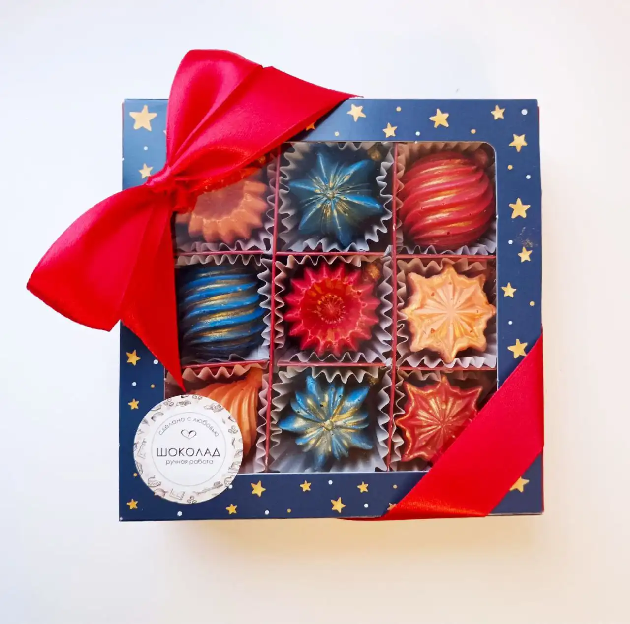 Конфеты из белого премиум-шоколада в праздничной упаковке