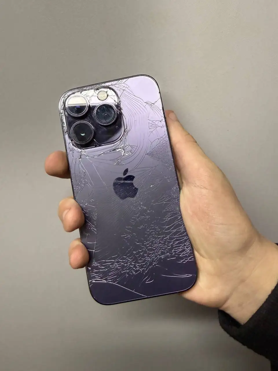 Айфон 14 Pro 256 ГБ с разбитой задней крышкой - Смартфоны (Электроника) в Чебоксары