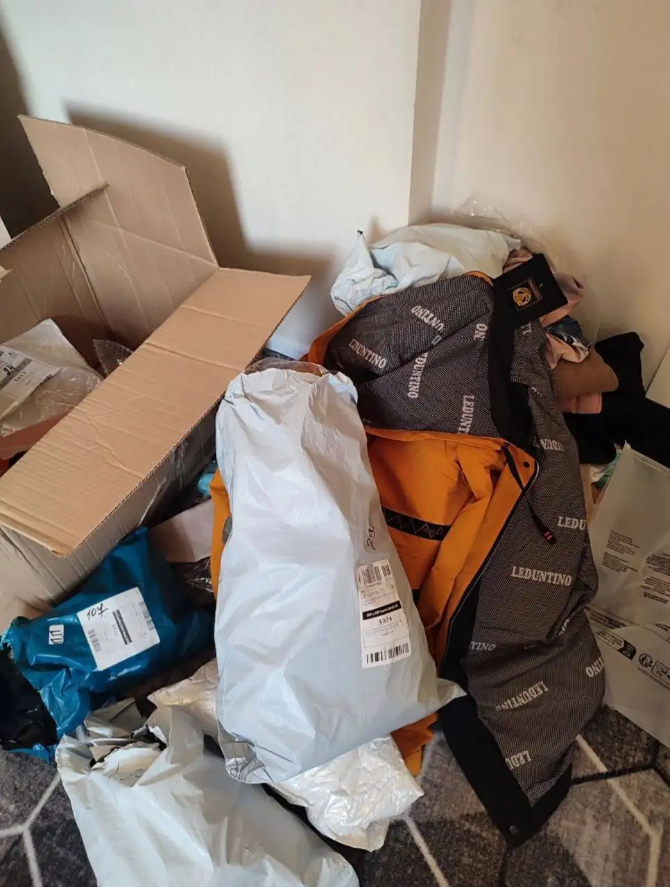 Коробка сюрприз Mystery box с одеждой, аксессуарами и техникой - Коробки сюрприз (Барахолка) в Чебоксары