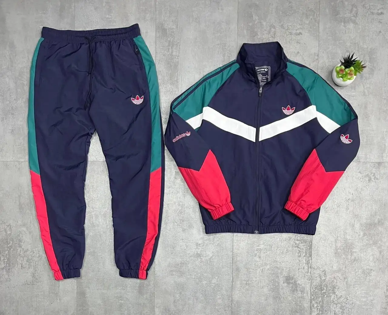 Продам спортивки adidas - Спортивная одежда (Одежда) в Чебоксары