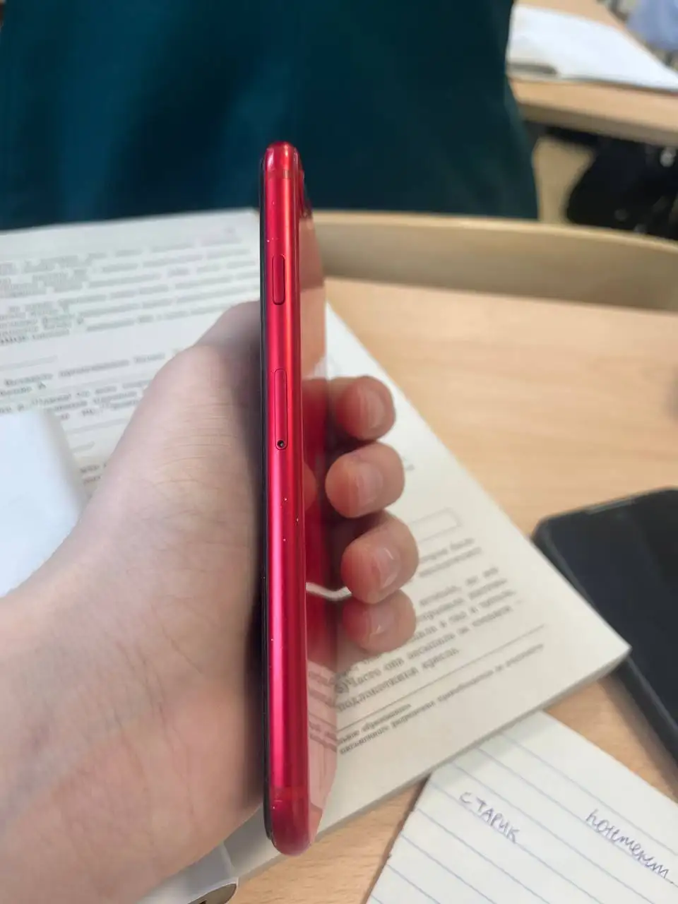 Обмен iPhone SE 2020 с мелкими дефектами - Смартфоны (Электроника) в Чебоксары