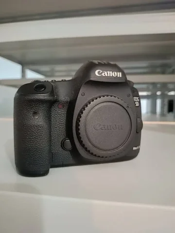 Продам камеру Canon EOS 5D Mark III
 - Комплектующие и аксессуары в Чебоксары
