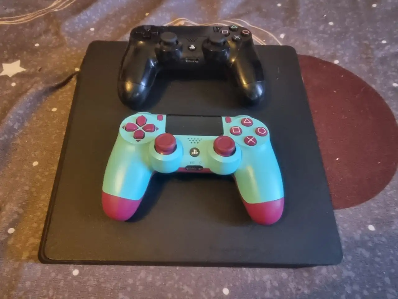 PS4 Slim 500 ГБ с двумя джойстиками - Игровые приставки (Электроника) в Чебоксары