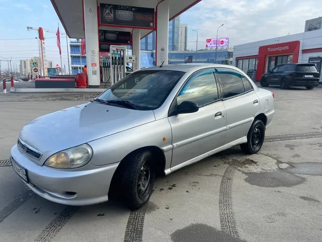 Продажа автомобиля Kia Rio 2001 года - Внедорожник в Волгоград