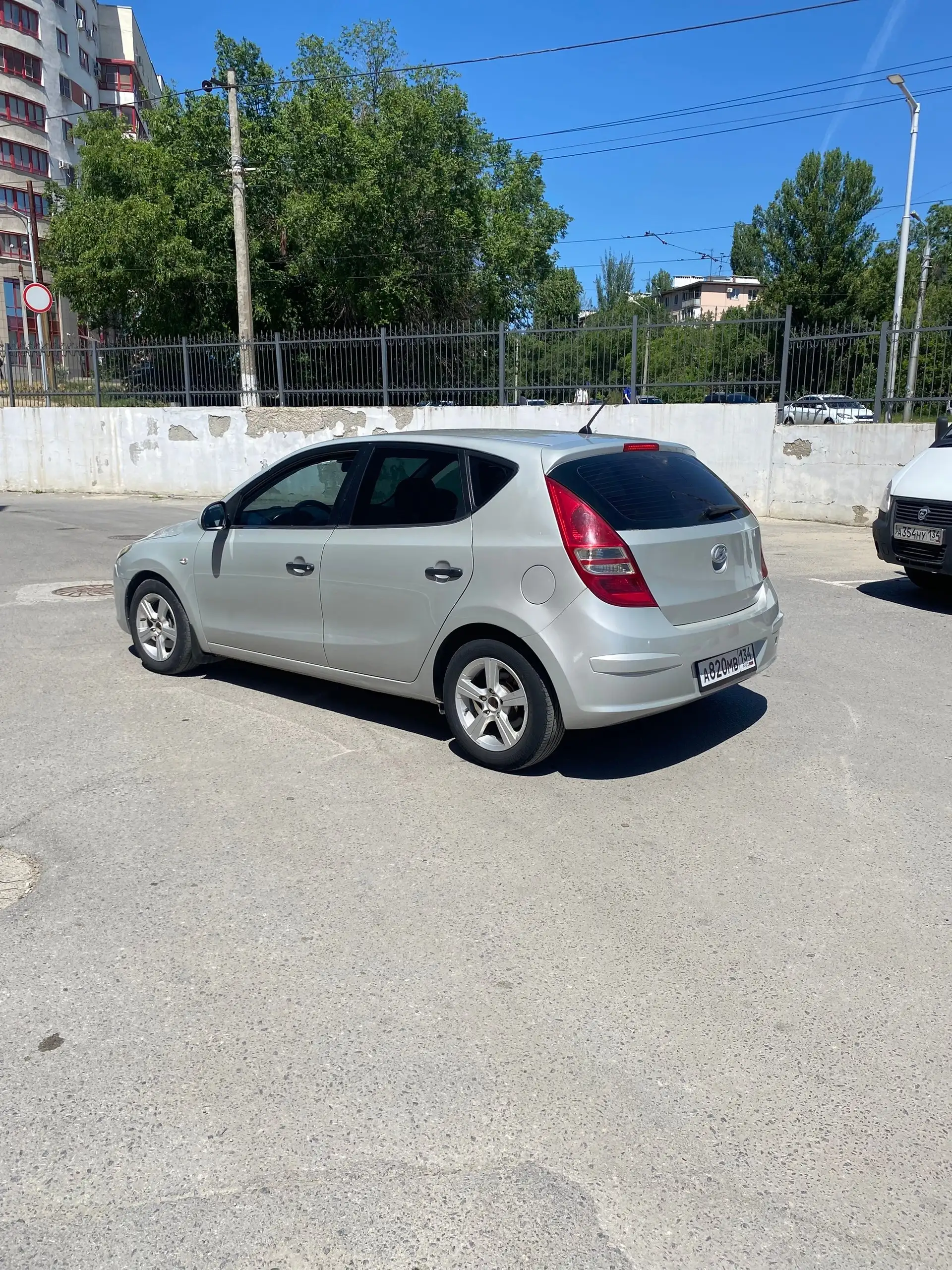 Hyundai на ходу с резиной зима/лето - Легковые автомобили (Авто) в Волгоград