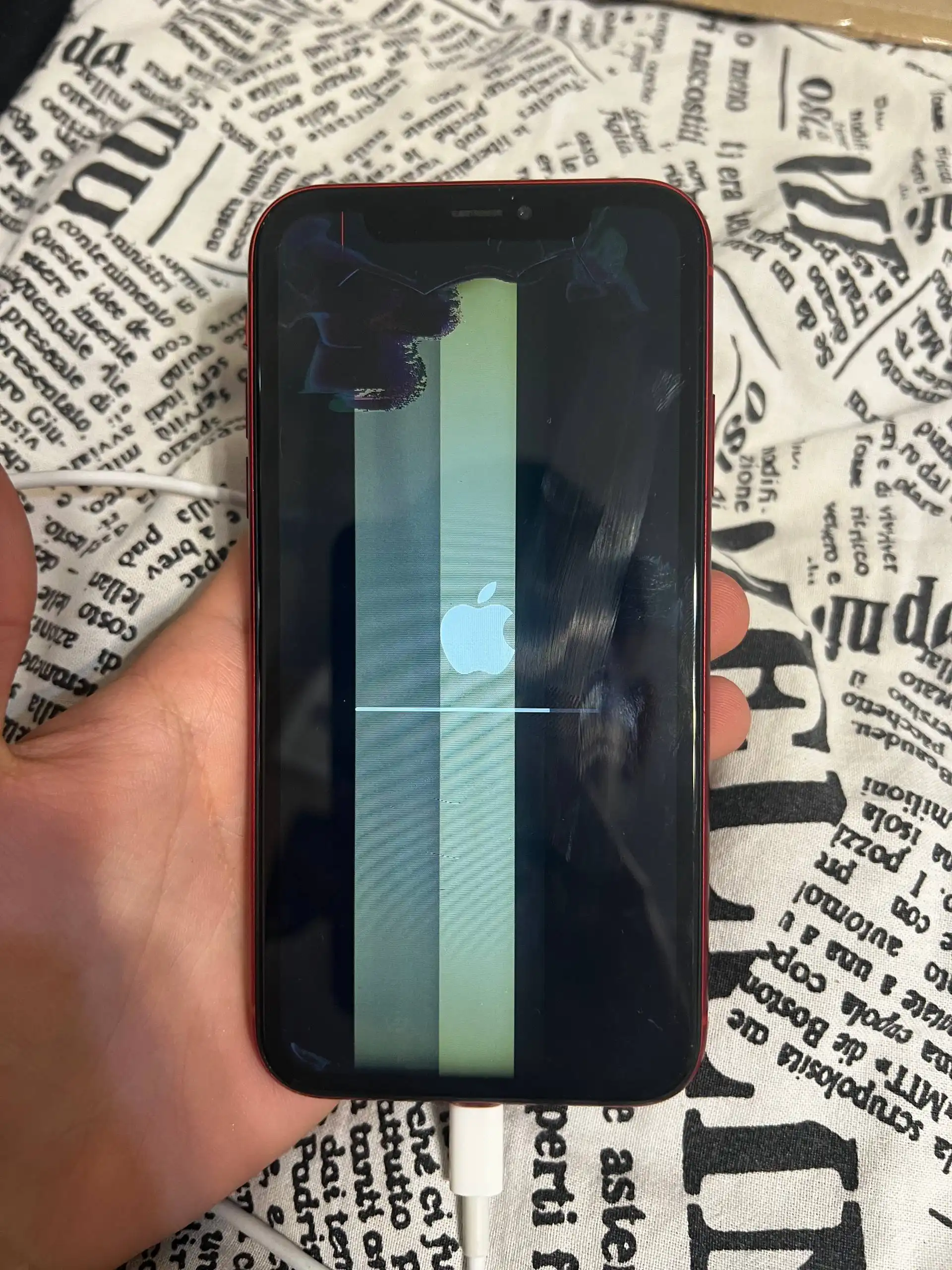 iPhone XR красный с разбитым дисплеем - Смартфоны (Электроника) в Ижевск