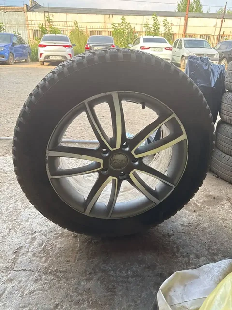 Продам комплект зимних колес R-19 на Volkswagen Touareg и Audi Q7 - Шины и диски в Ижевск