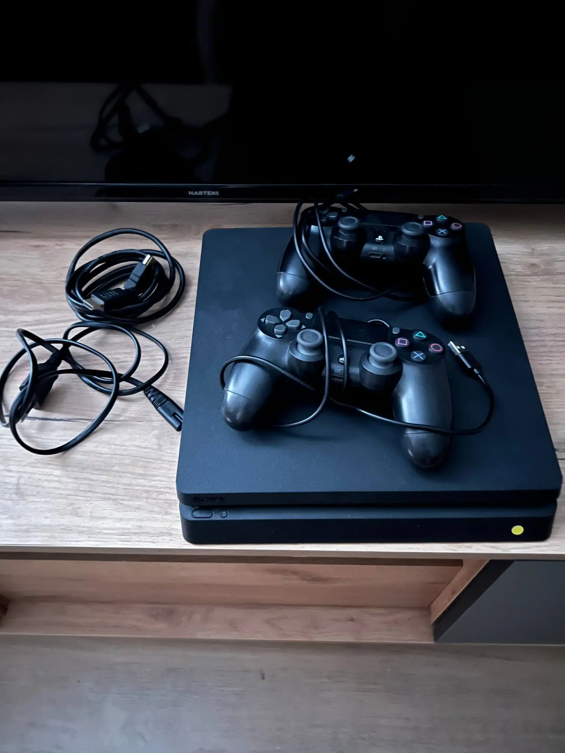 Продам PlayStation 4 Slim с 2 джойстиками - Игровые консоли (Электроника) в Ижевск