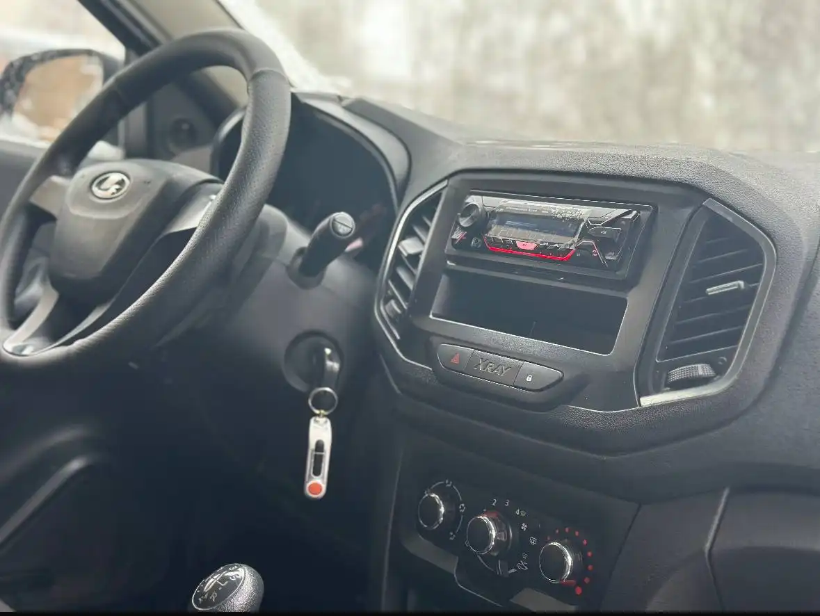 Продажа автомобилей Lada X-Ray 2020 и Renault Sandero 2011 - Авто в Ижевск