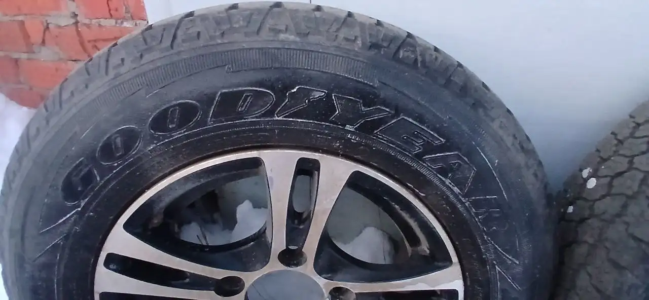 Комплект колёс для Chevrolet Niva: диски СКАД Дюна + резина GOODYEAR WRANGLER KEVLAR - Запчасти (Авто) в Ижевск