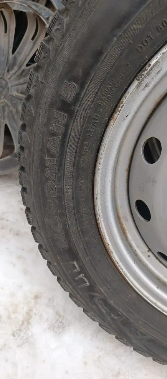 Продам шины с шипами 70% - Шины и диски (Запчасти) в Ижевск