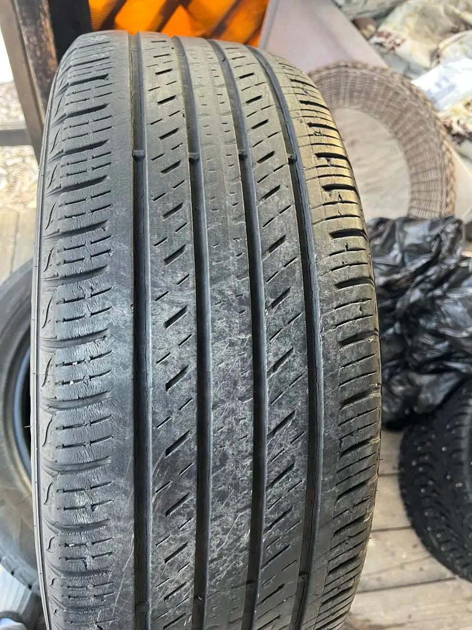 Шины Kumho Crugen Premium KL33 225/55 R18 с заплатками - Шины и диски (Запчасти) в Ижевск