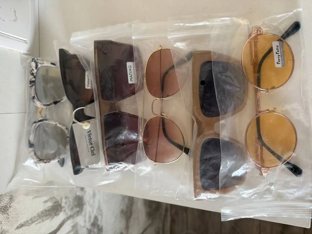 Остатки кроссовок, очков и тапочек - Обувь (Одежда) в Ижевск