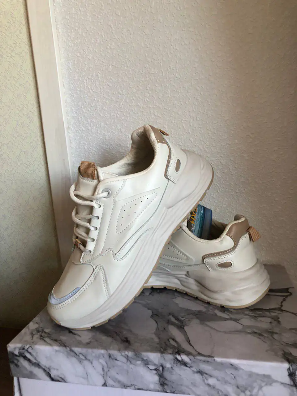 Распродажа остатков магазина кроссовок, очков и тапочек - Обувь и аксессуары (Одежда) в Ижевск