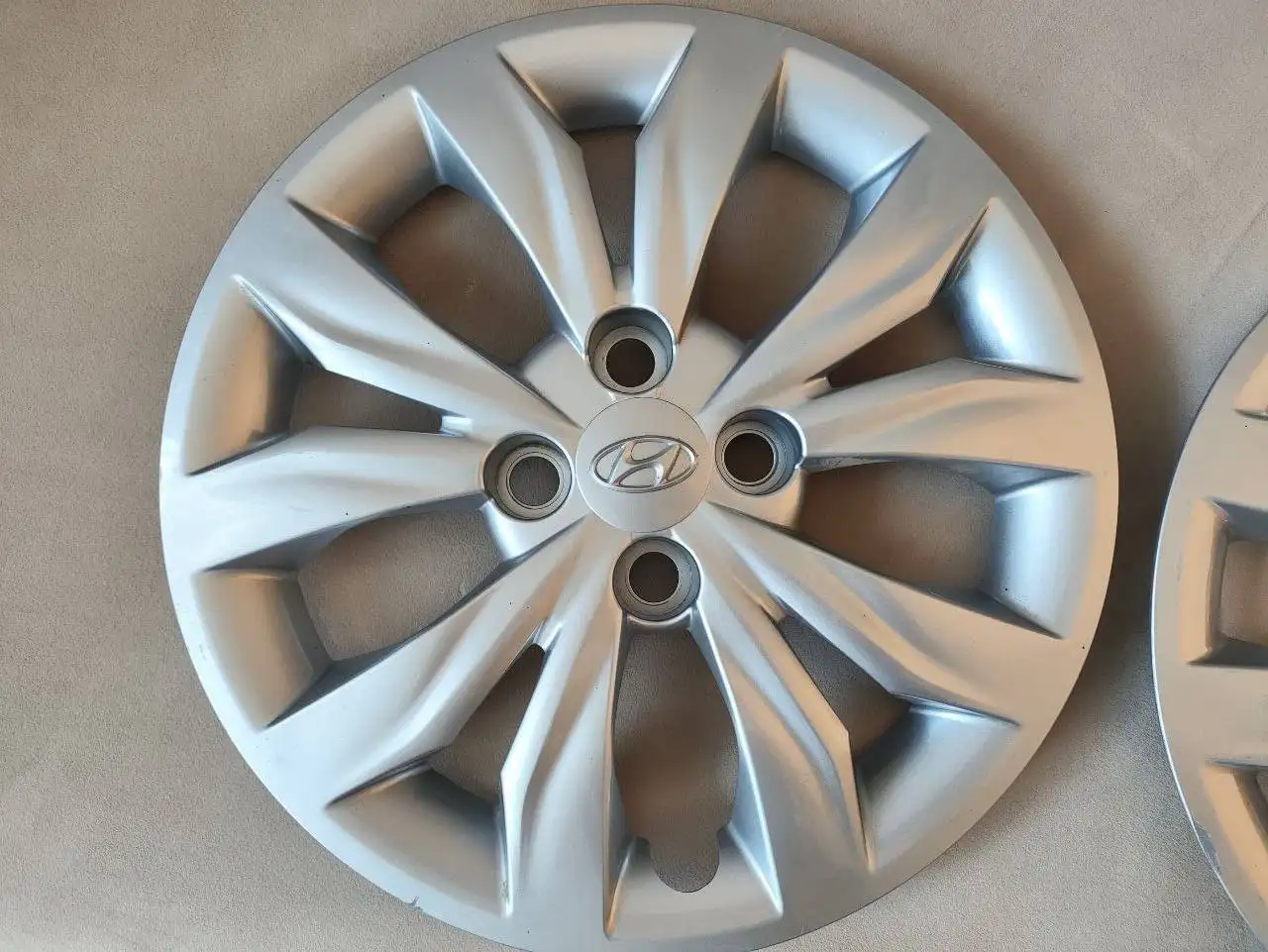 Продам два колпака на Hyundai R15 - Шины и диски (Авто) в Ижевск