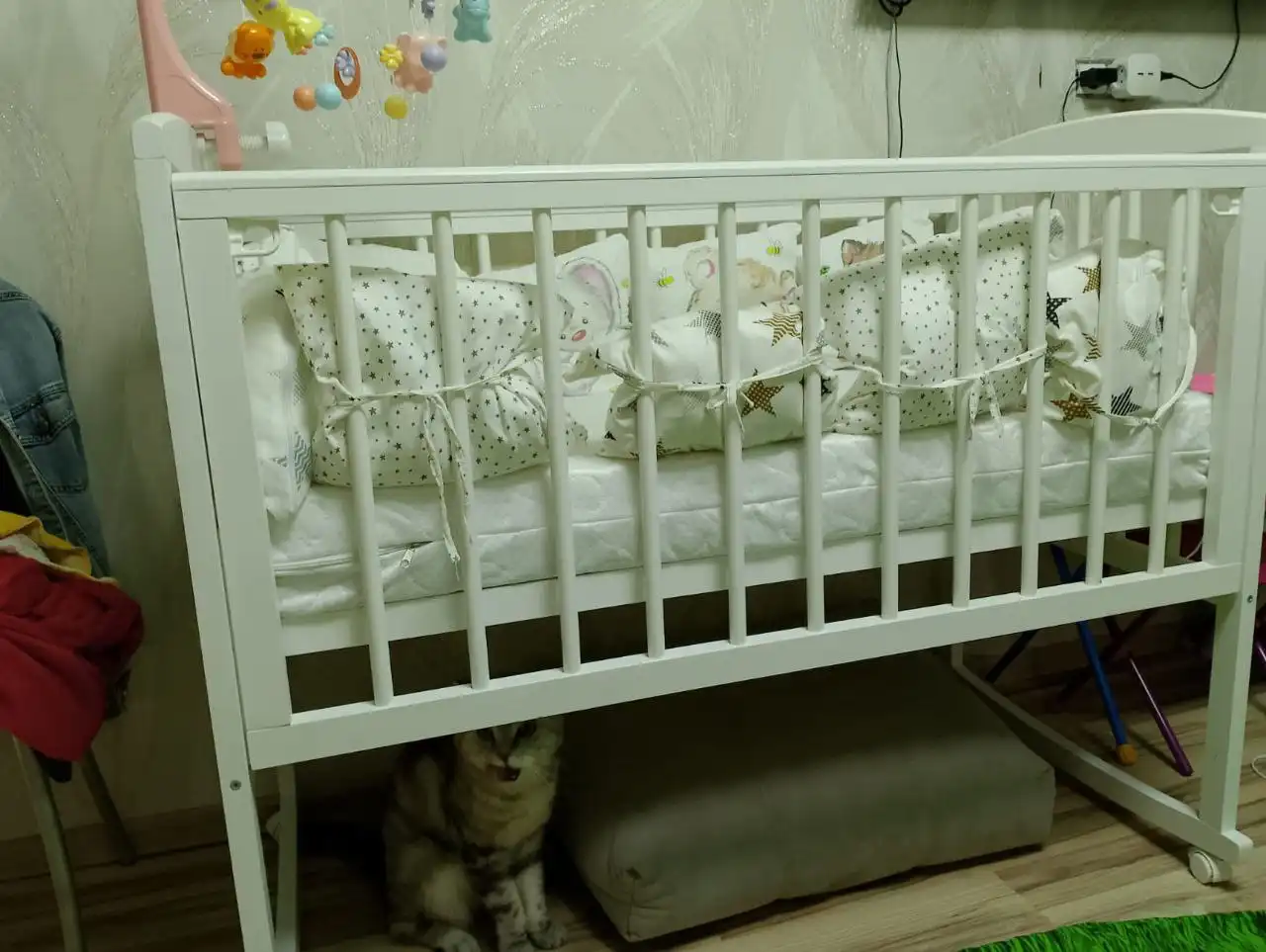 Продам детскую кроватку-качалку с ортопедическим матрасом