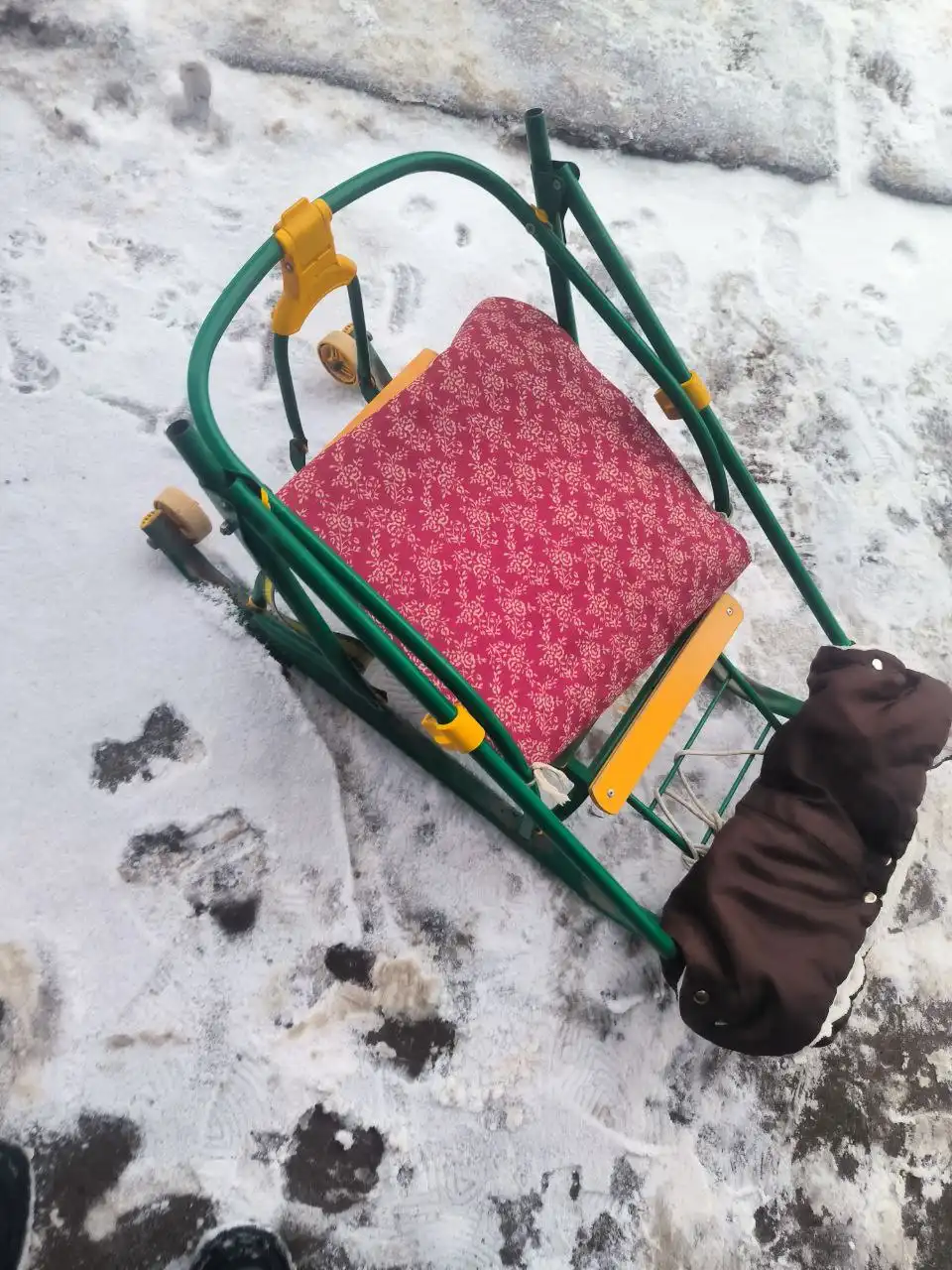 Стульчик для кормления и санки в Ижевске