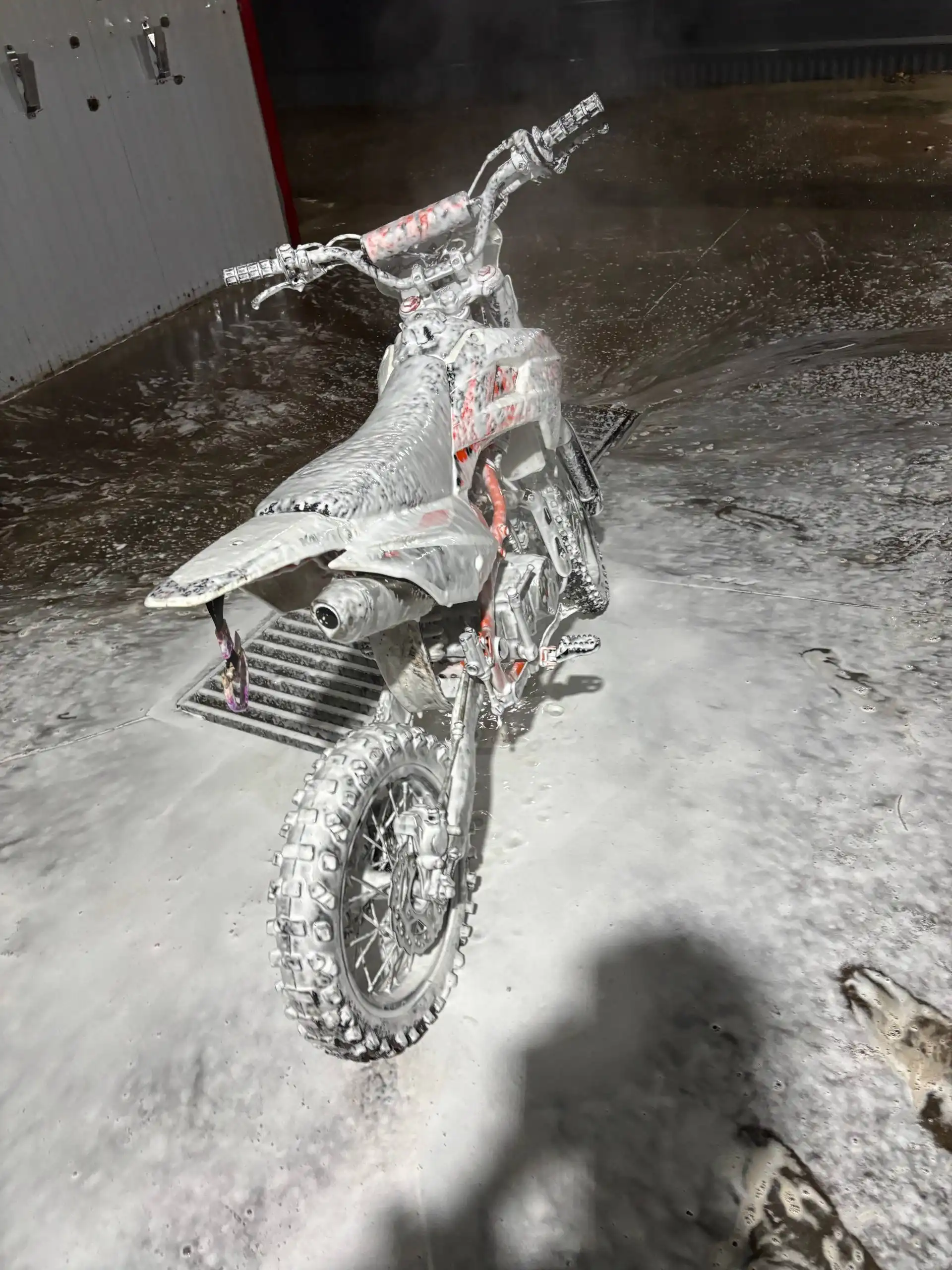 Питбайк на ходу с небольшими провалами в карбюраторе