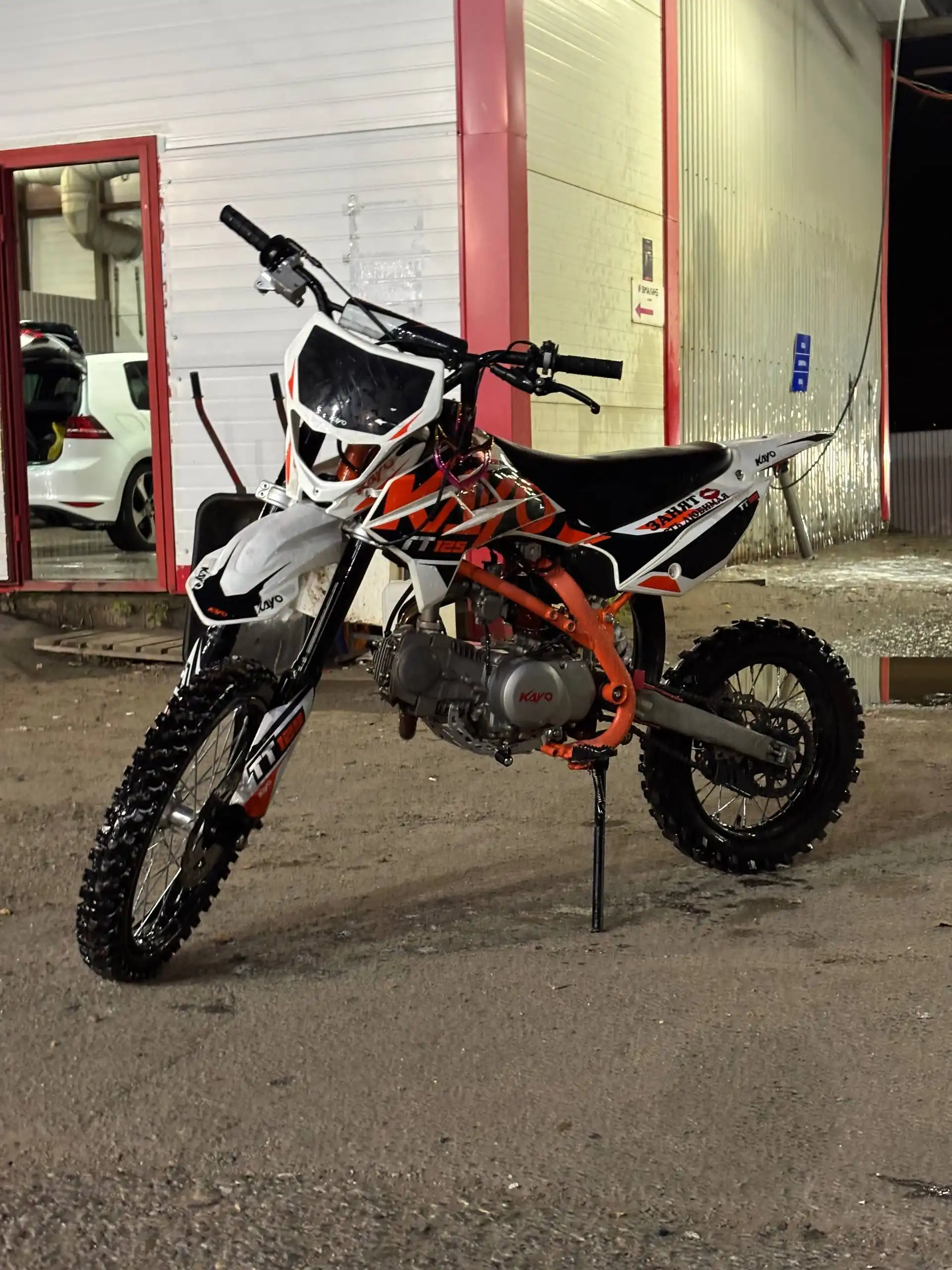 Питбайк на ходу с небольшими провалами в карбюраторе