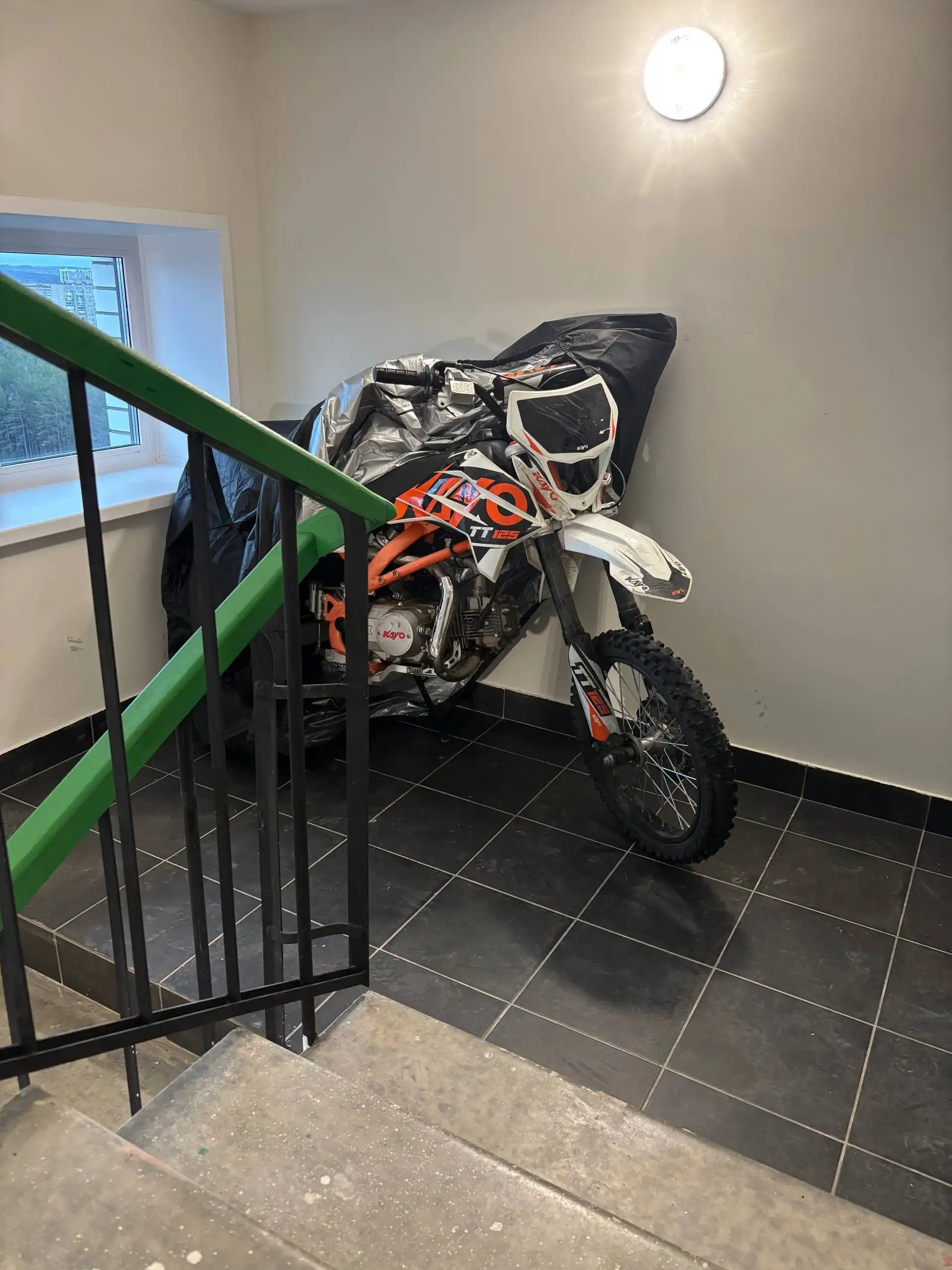 Питбайк на ходу с небольшими провалами в карбюраторе