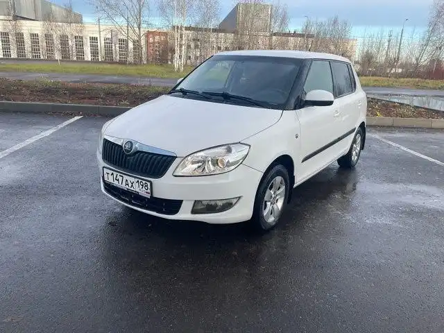 Продам Шкода Фабия 2013 года с автоматом