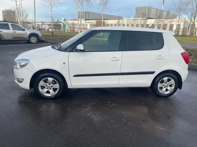Продам Шкода Фабия 2013 года с автоматом