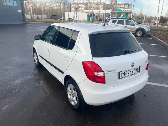 Продам Шкода Фабия 2013 года с автоматом