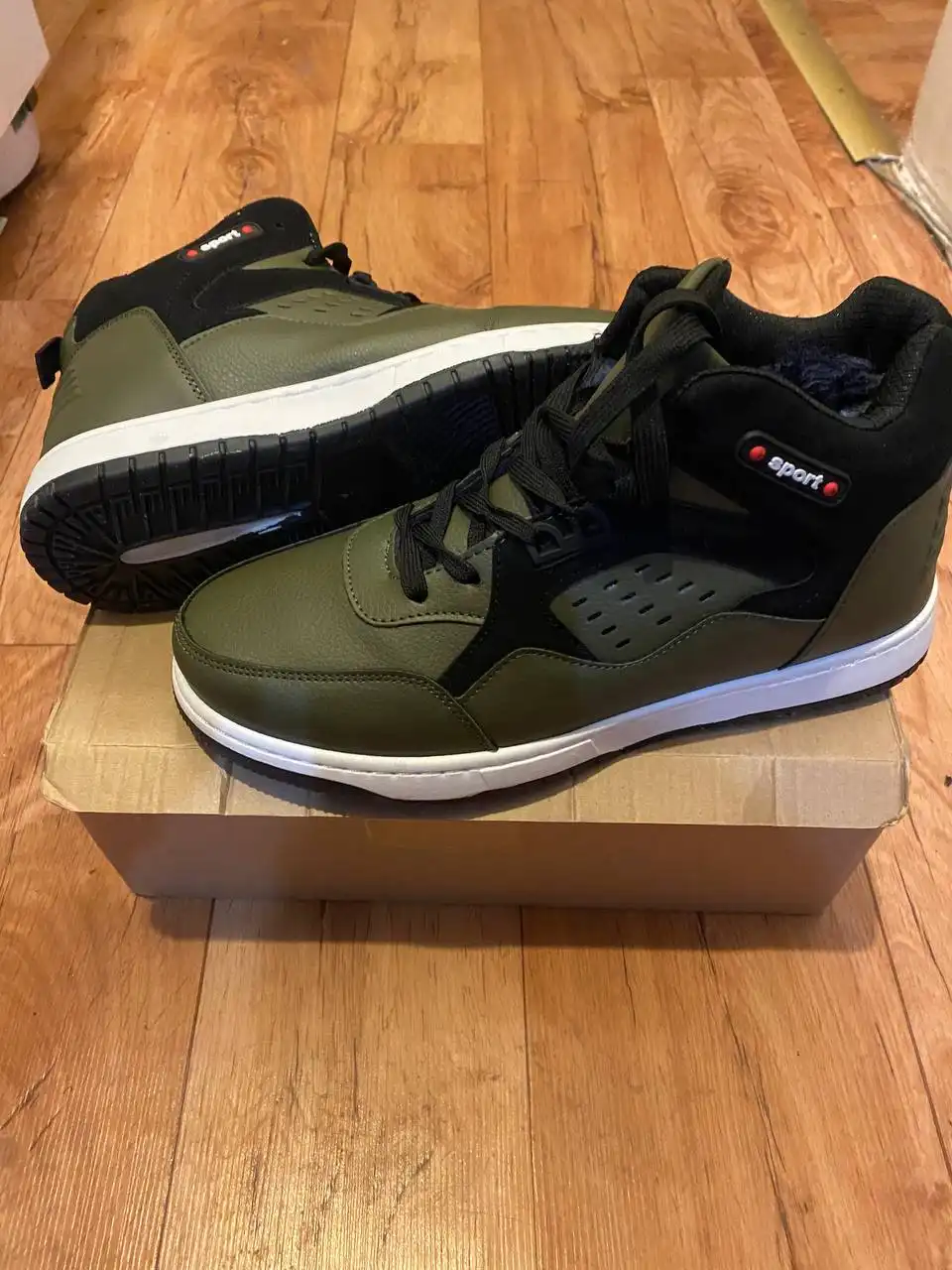 Зимние кроссовки новые размер 41