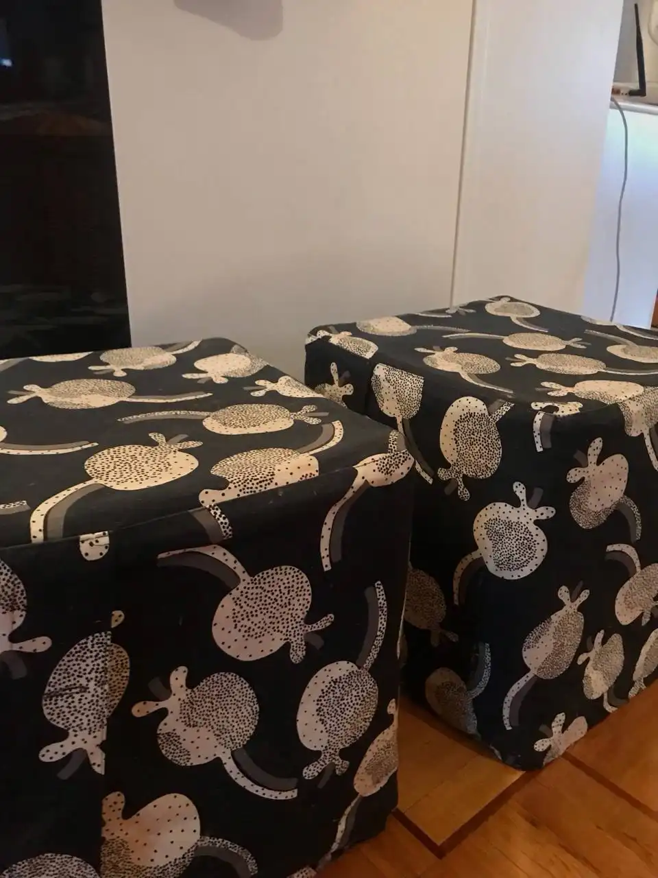 Пуф на колесиках со складом внутри