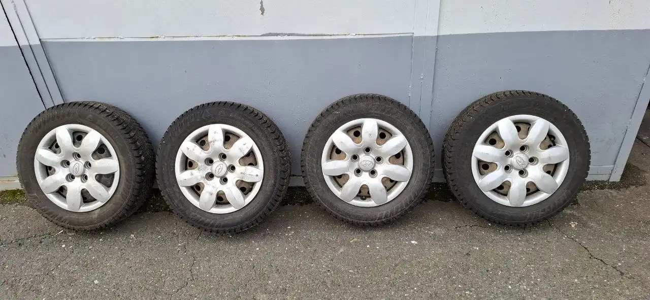 Комплект зимних колес шипов с колпаками Hyundai - Шины и диски (Авто) в Ижевск