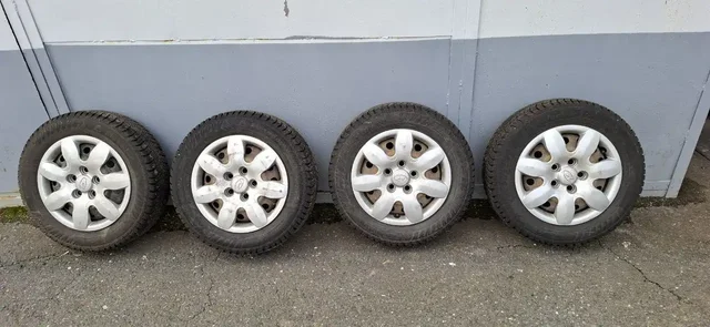 Комплект зимних колес шипов с колпаками Hyundai - Авто в Ижевск