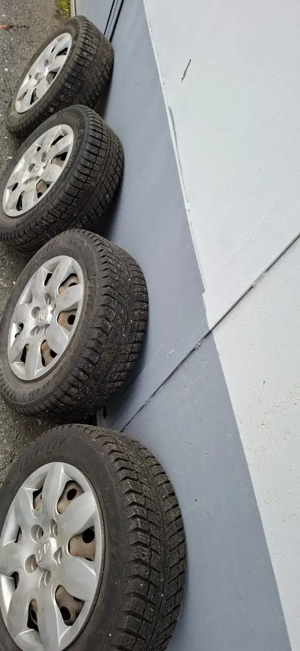 Комплект зимних колес шипов с колпаками Hyundai - Шины и диски (Авто) в Ижевск