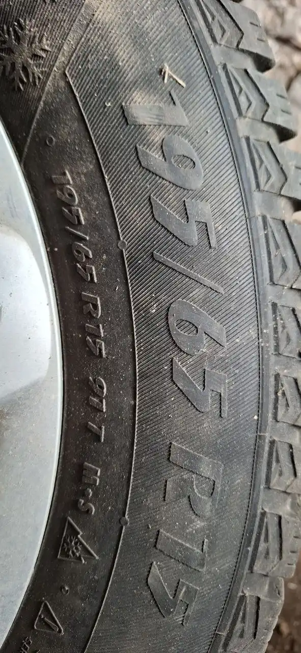 Комплект зимних колес шипов с колпаками Hyundai - Шины и диски (Авто) в Ижевск