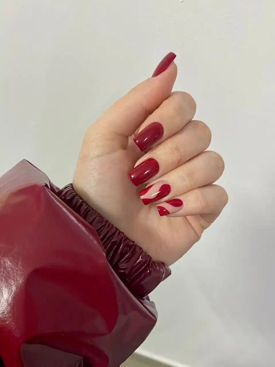 Скидка на маникюр за приведенную подругу