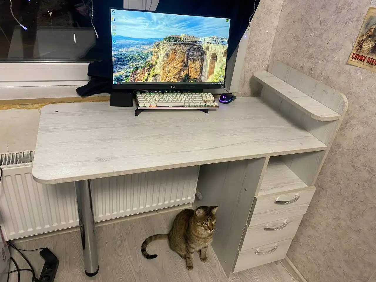 Продажа мебели и одежды