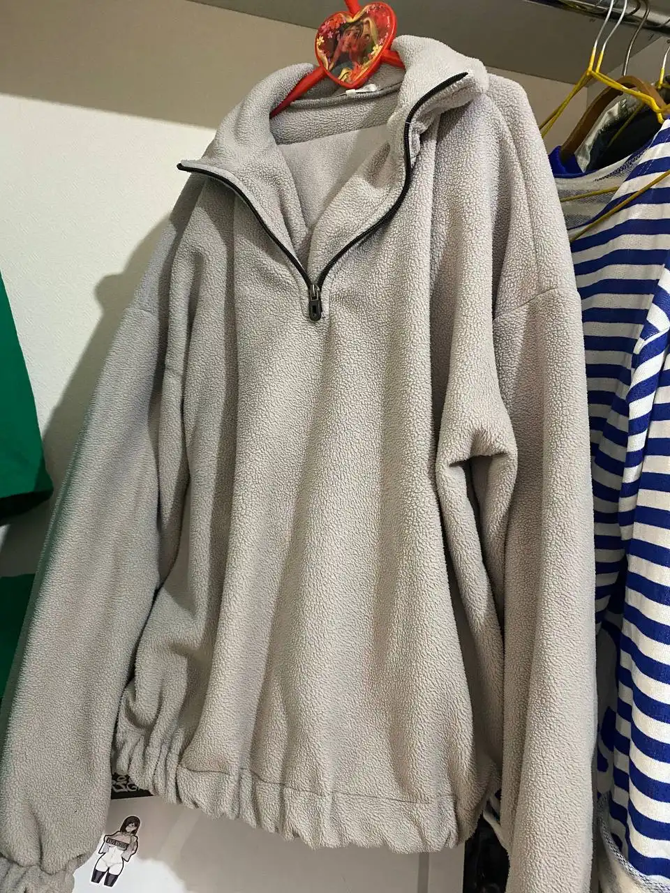 Мужской и женский спортивные костюмы