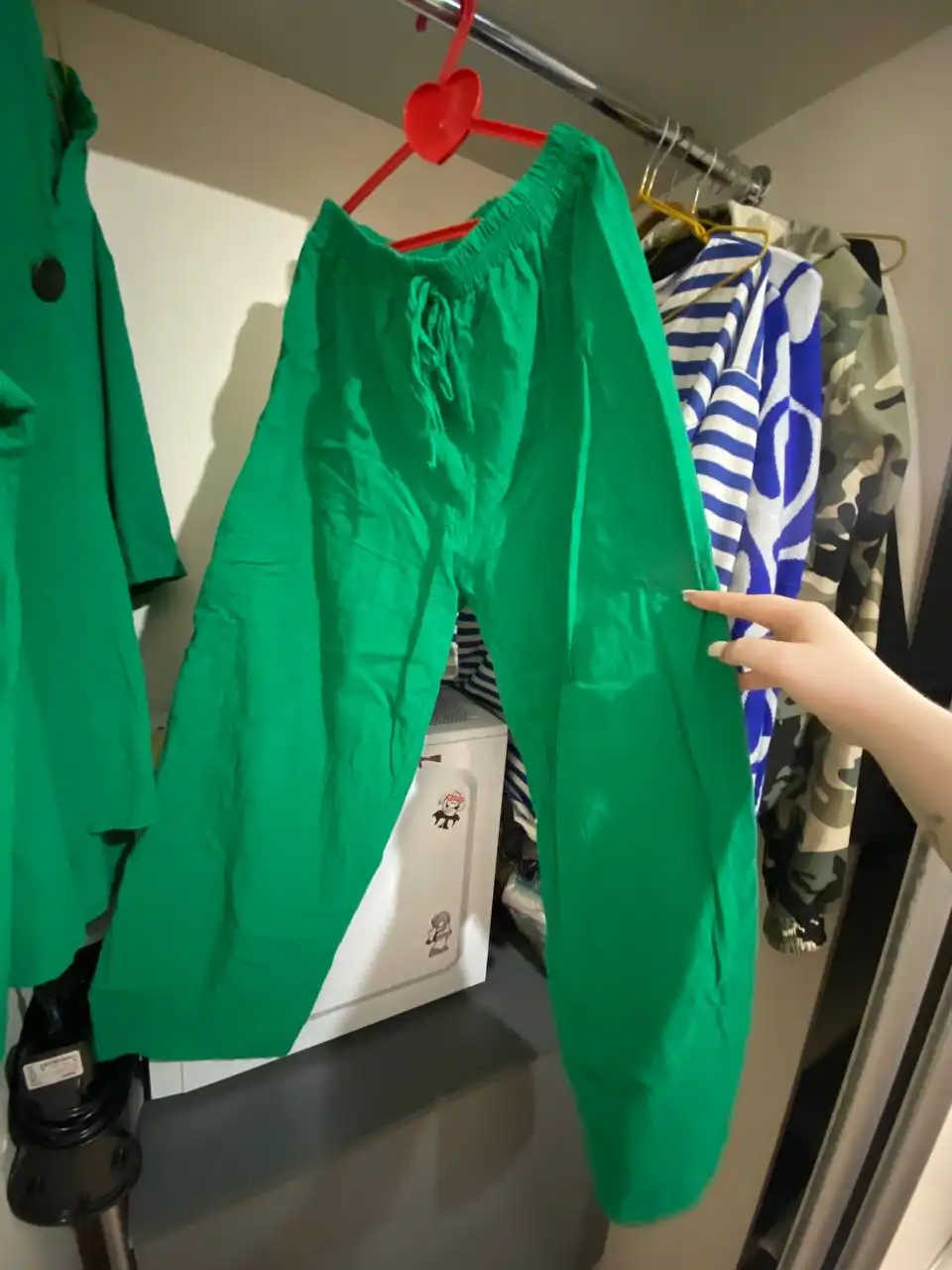 Мужской и женский спортивные костюмы