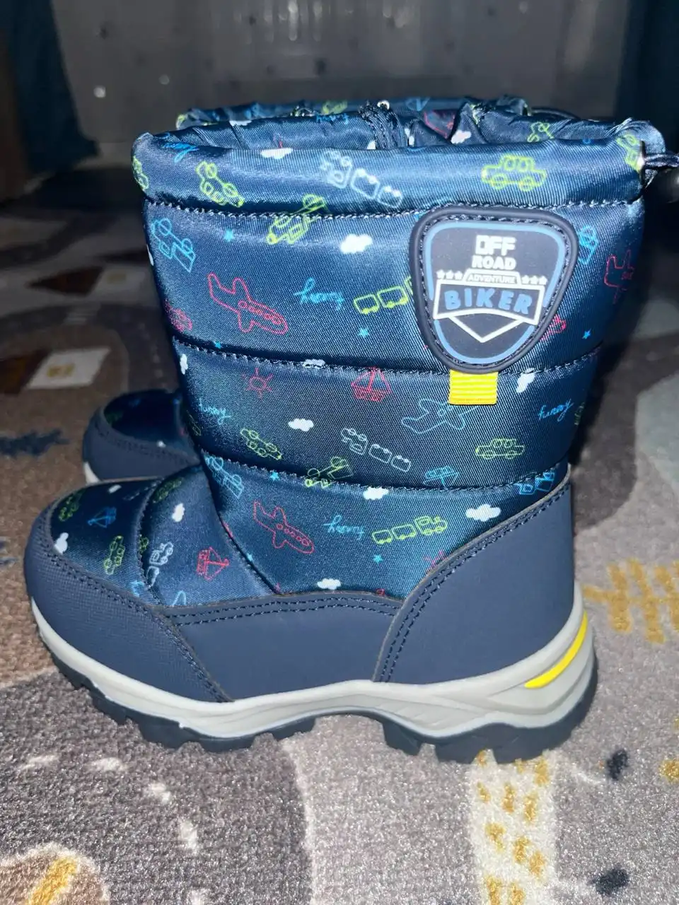 Продам зимние дутики для мальчика размер 26