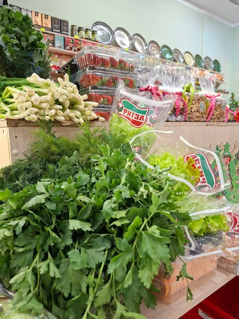 Свежие фрукты, сладости и орешки в Плеханово