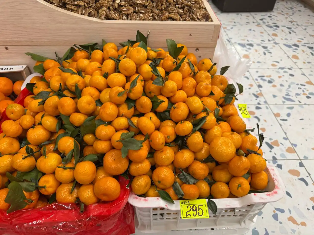 Свежие фрукты, сладости и орешки в Плеханово