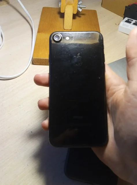 iPhone 7 с неработающим аккумулятором - Электросамокаты в Омск