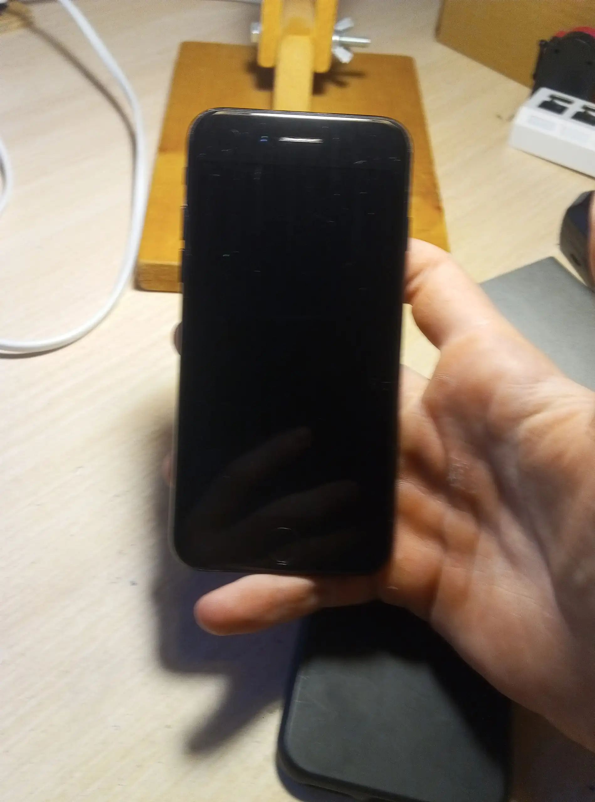 iPhone 7 с неработающим аккумулятором - Мобильные телефоны (Электроника) в Омск