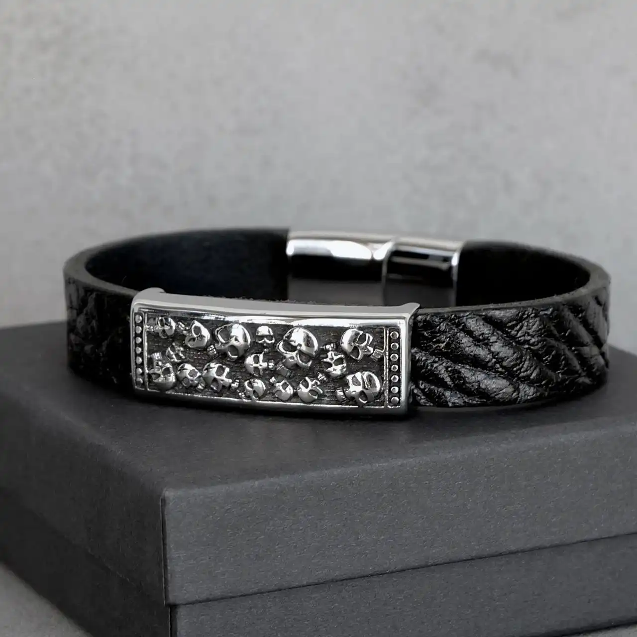 Кожаные браслеты с ювелирными вставками