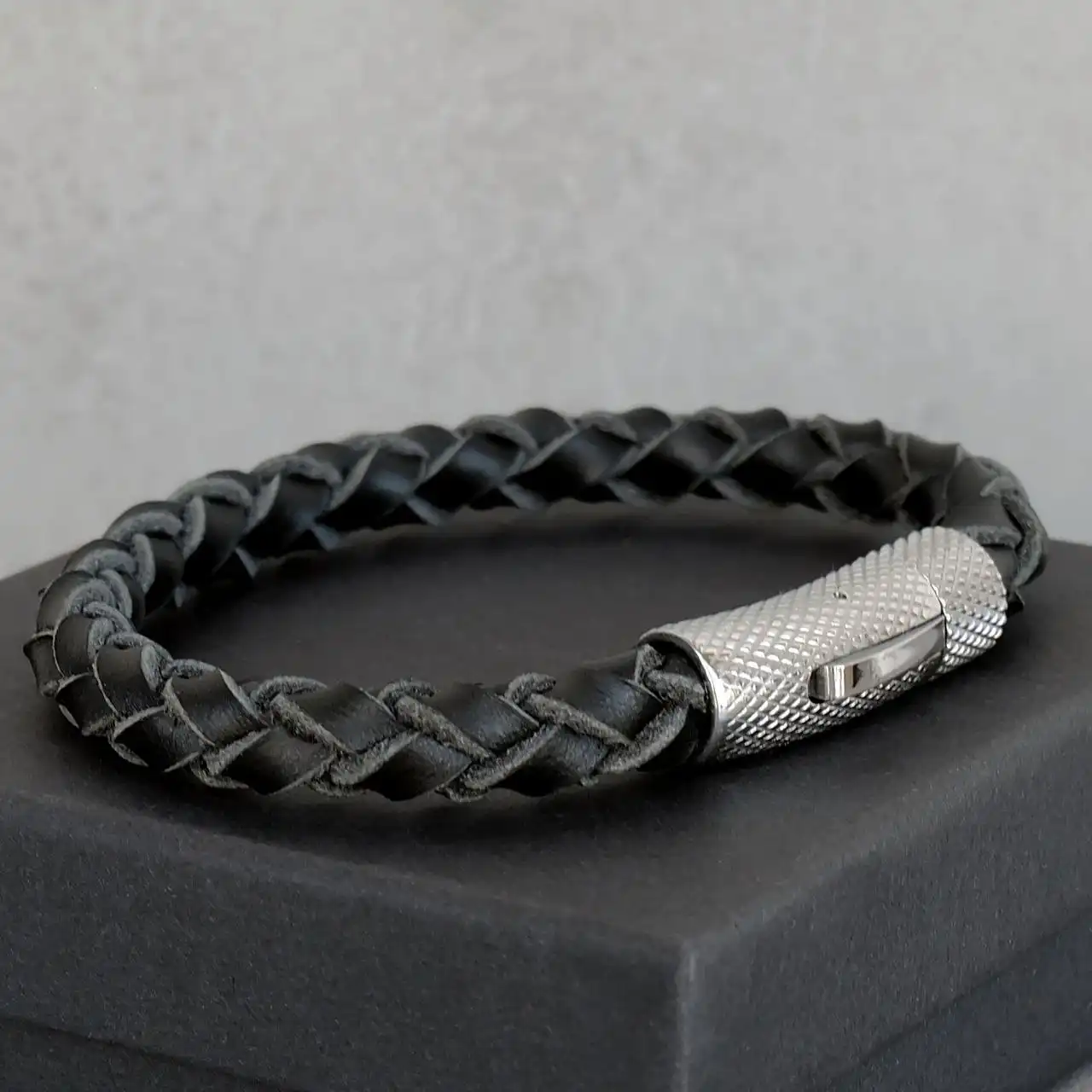 Кожаные браслеты с ювелирными вставками