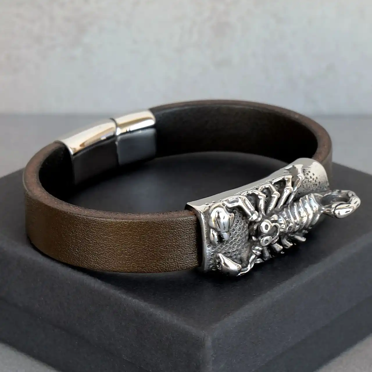 Кожаные браслеты с ювелирными вставками