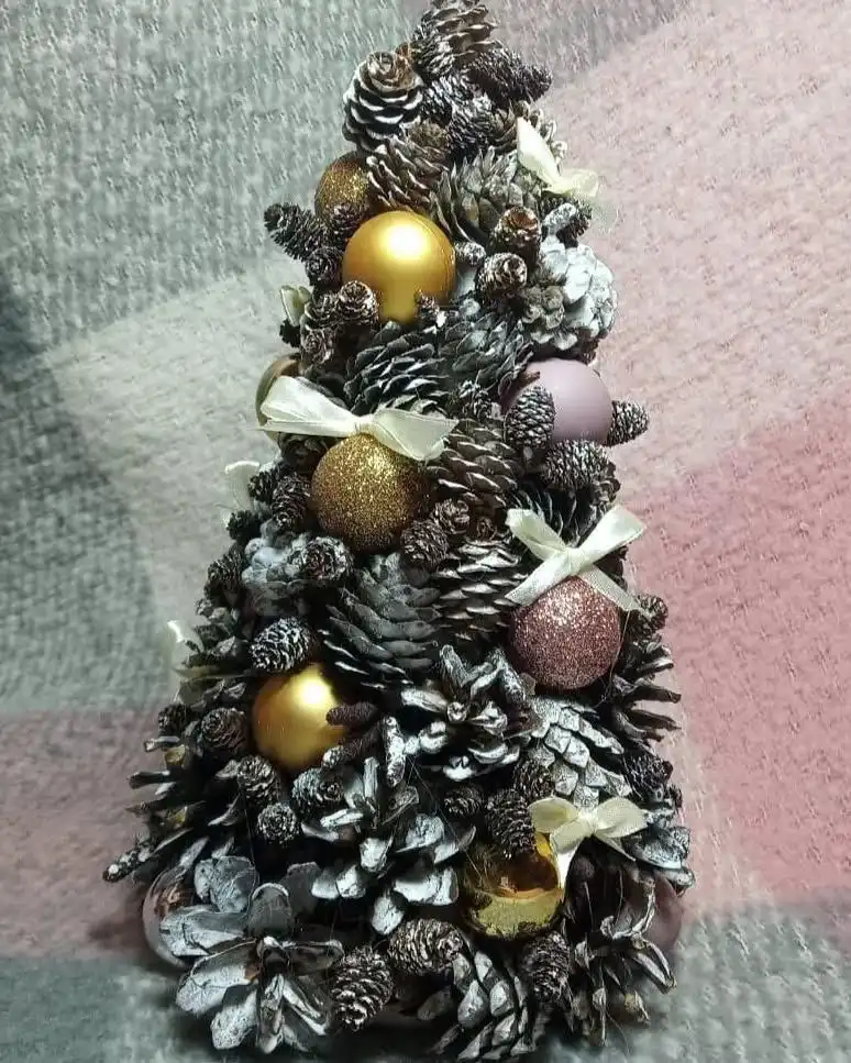 Елочки ручной работы из шишек